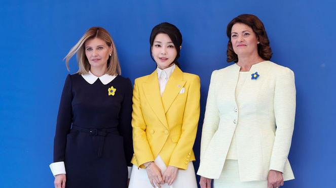 三伏天 峰会第二天韩国夫人和泽连斯基老婆一起营业！黄白配超美，稳赢！