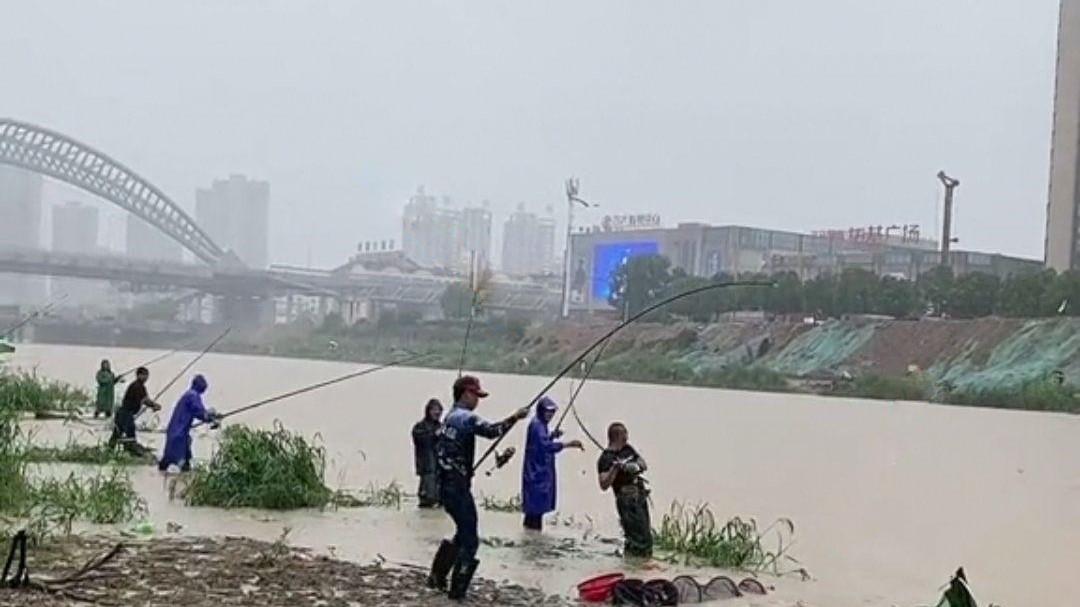 钓鱼|钓鱼不是法外之地，违法锚鱼不听劝阻，数人被带走