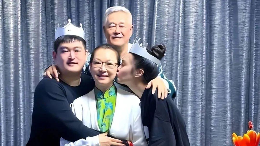 赵本山|赵本山女儿球球曝父亲身体出问题，频繁抽筋拒绝治疗，春晚还行吗