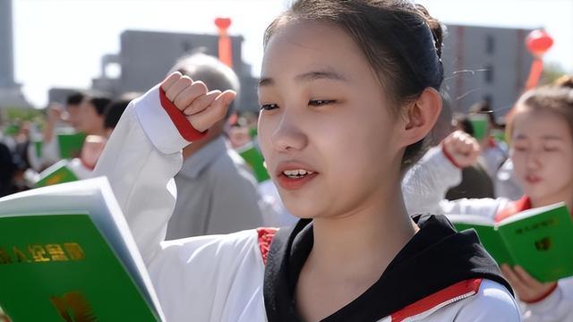 普京|留学生许可馨再惹争议，曾发文诋毁祖国，如今回国投简历被打脸