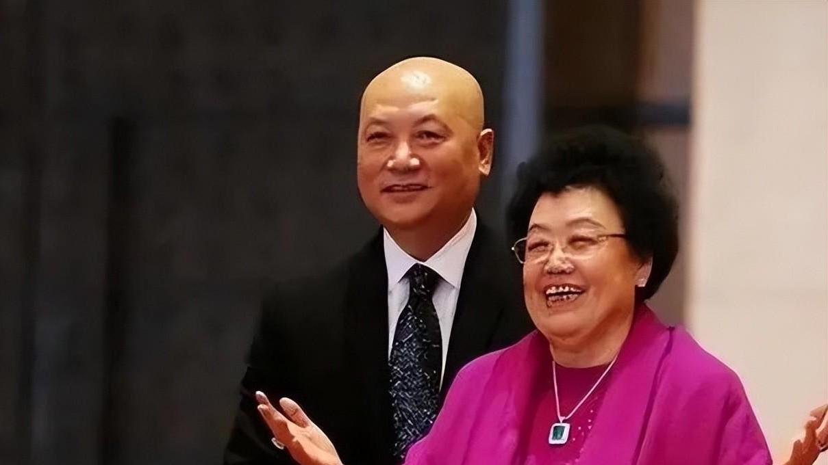 陈丽华立遗嘱：每个儿女100亿，余下归唐僧老公！网友的评论亮了