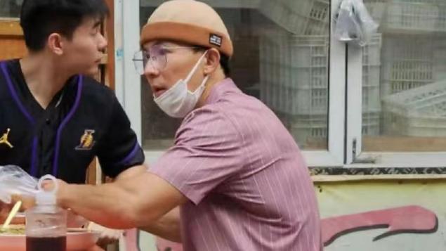 刘畊宏帮周杰伦买早点，热天戴毛线帽吃路边摊，清奇装扮好显年纪