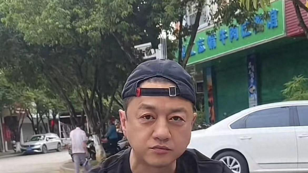 52岁李亚鹏现身云南小县城！吃8元快餐接地气，蹲路边吃面没桌子