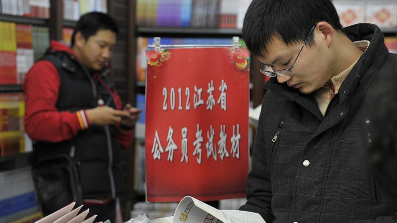 |打螺丝、白领、研究人员、公务员待遇都差不多，孩子还要卷吗？