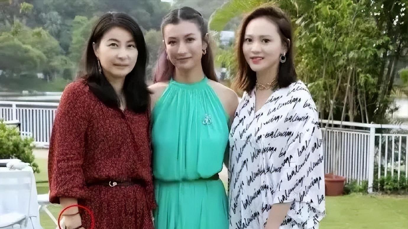 郭晶晶|“格格不入”的郭晶晶，用一场慈善晚宴，将豪门名媛的脸都打肿了