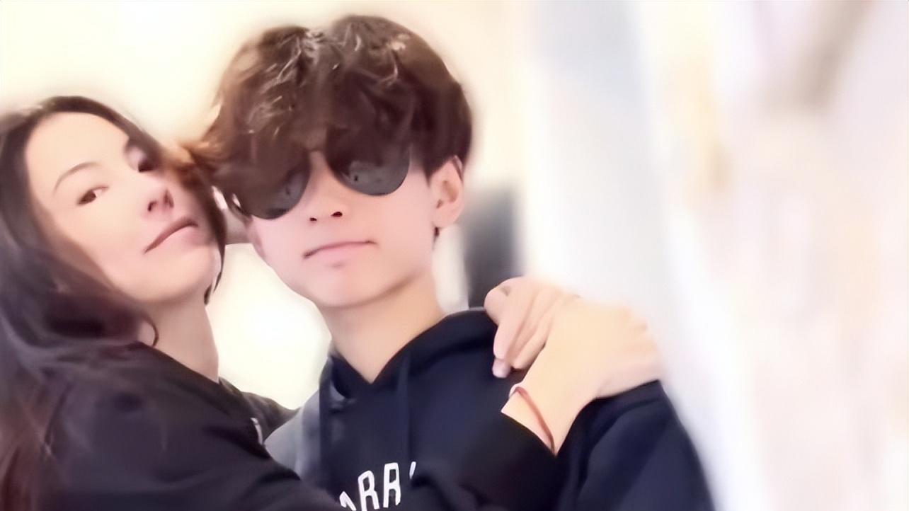 张柏芝|谢霆锋的小儿子Quintus露面，和妈妈张柏芝拿Lucas手机玩自拍