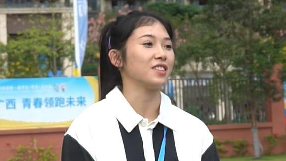 吴艳妮带妆上阵再夺一冠，上台前告诉镜头：“给我拍好看点！”