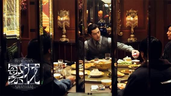 繁花没红，papi酱红了？开场啃鸡爪，在王家卫剧里也是吐槽担当