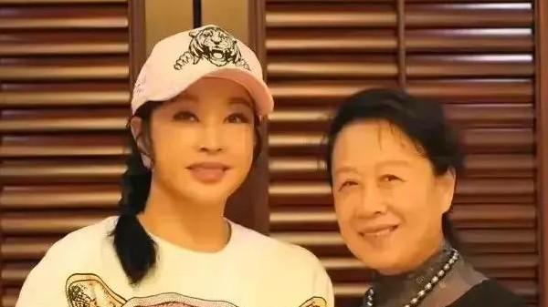 满江红|71岁刘晓庆现身聚会！与同龄人合影似孙女，皮肤紧致显年轻