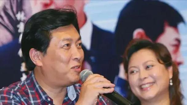 唐国强|70岁唐国强现身美国，混血妻子长相精致，吃鱼翅海参喝数瓶茅台