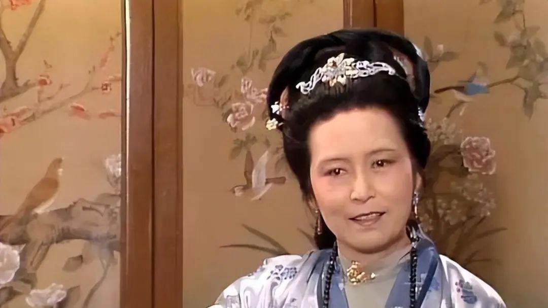 老戏骨定居日本，嫁外籍老公儿子帅气，网友质疑明星有没有爱国心