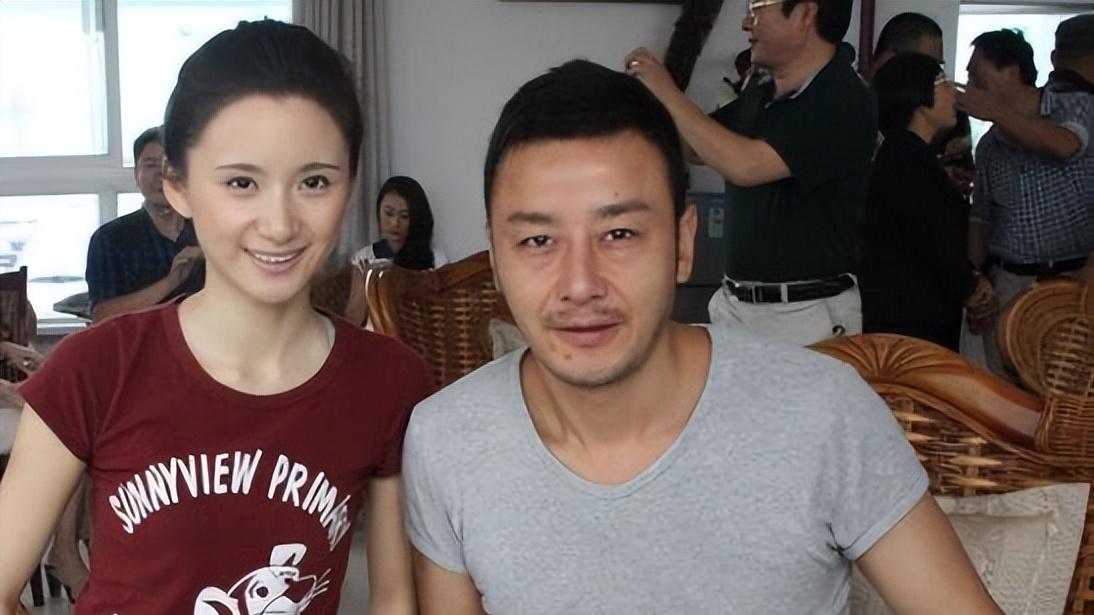 没毕业就偷偷嫁给大12岁的他，婚后生两个儿子，已携手走过十多年