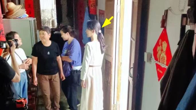 杨紫安徽农村拍戏被偶遇，真人又高又瘦，脚大被指穿40码鞋！