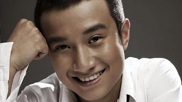 39岁文章最新照片被曝光！脸发腮严重，眼神木讷无神，状态不佳！