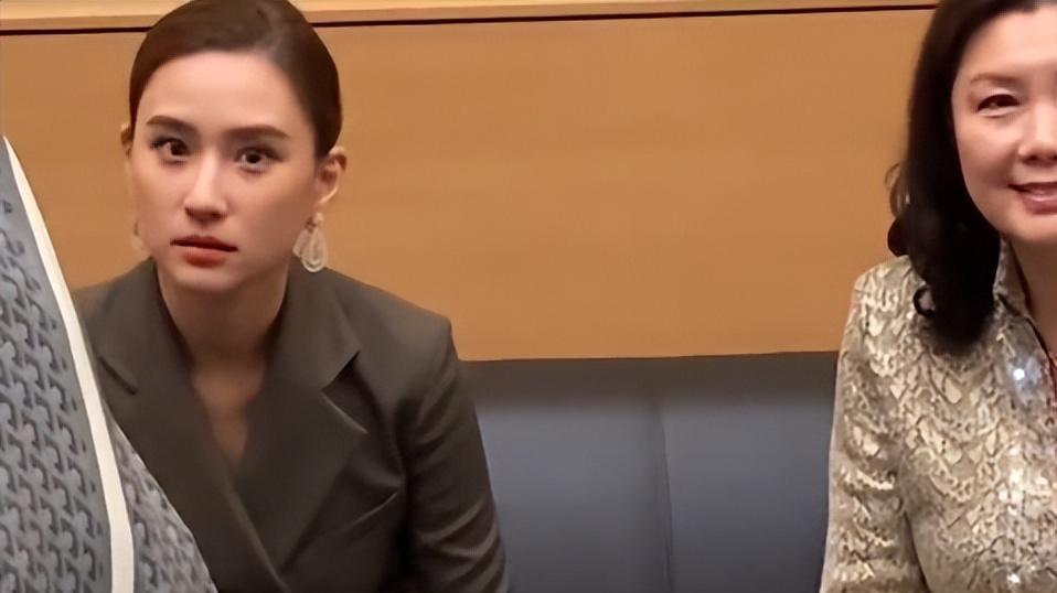 何超莲现身领奖再被疑怀孕，小腹明显凸起，候场瘫软在沙发显疲惫