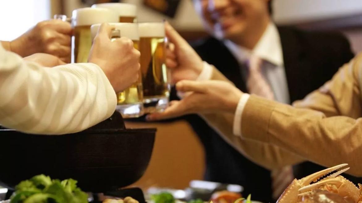 大学生|网传一老板设“酒量排行榜”，员工不喝就开除，网友却说有气氛