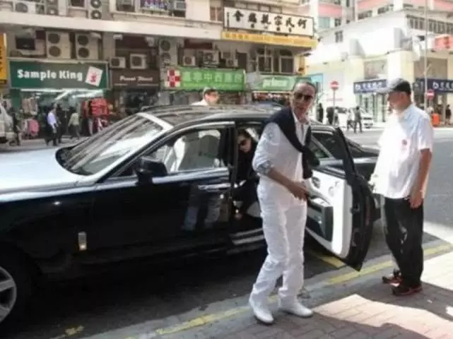 谢贤|谢贤：霆锋送我辆2000万劳斯莱斯，三年开了50英里，不如洋房划算