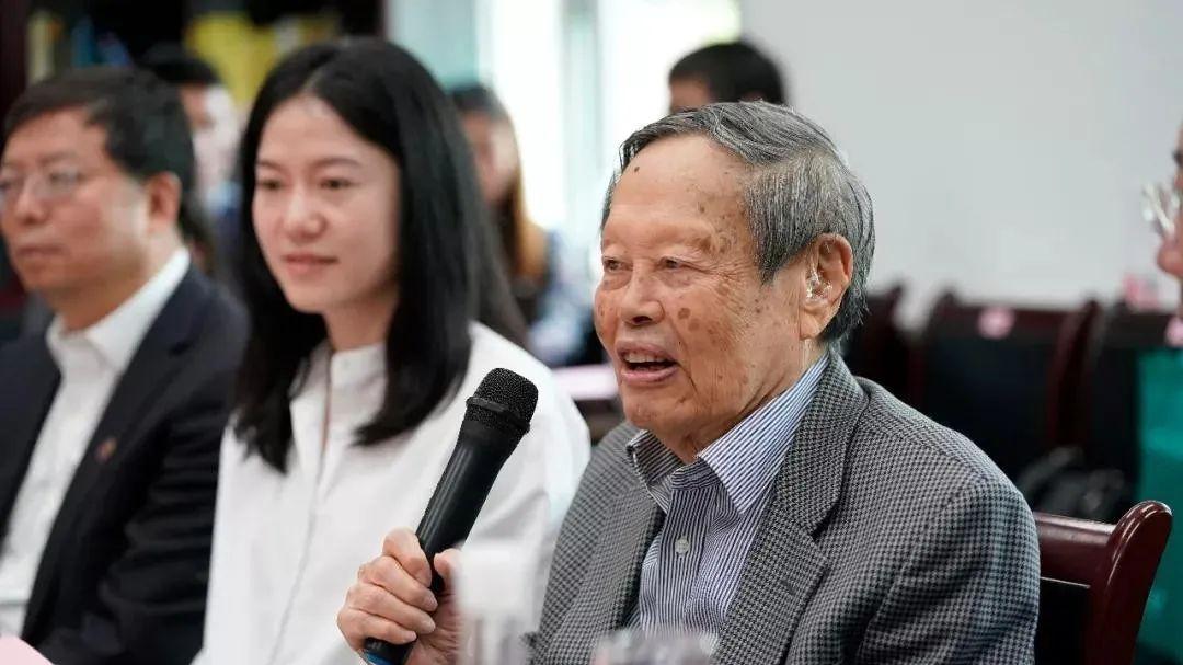 乱套了，杨振宁亮出“底牌”，翁帆果断拒绝！危机四起却逆水行舟