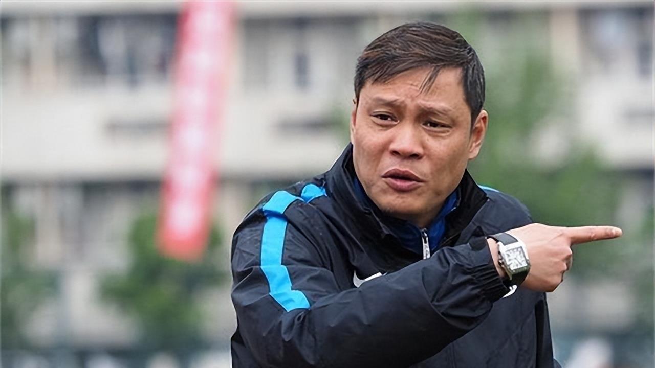 范志毅女儿范斯晶：25岁身材火辣四肢纤细，亲吻土豪男友秀恩爱