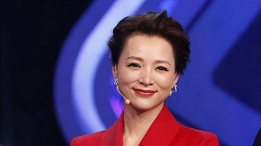董卿|49岁的董卿，十三年春晚主持生涯风光无限，口碑为何会断崖式下落