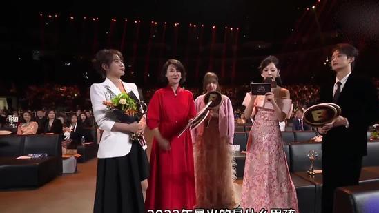 王心凌|王心凌微博之夜当众被扯衣，女主持发文认错还原经过