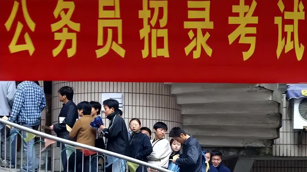 公务员工资或将调整，教师待遇也跟着下滑？铁饭碗真成“围城”了