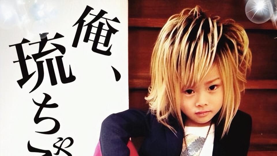 日本辣妈把3岁儿子打扮成牛郎风，没想到10年后画风大变！