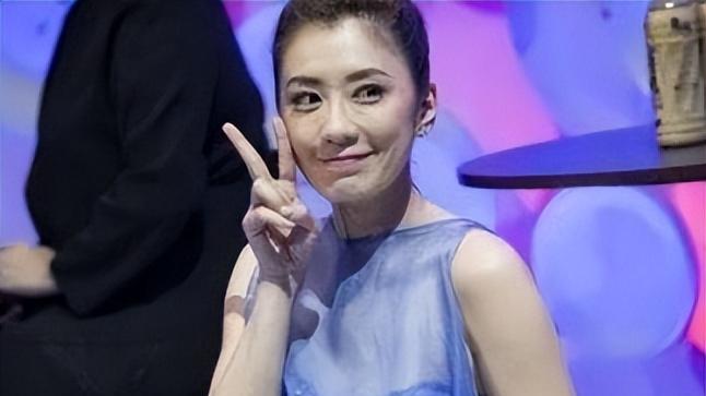 贾静雯豁出去了？花苞裙长度仅到大腿，看到坐姿后网友：很可以