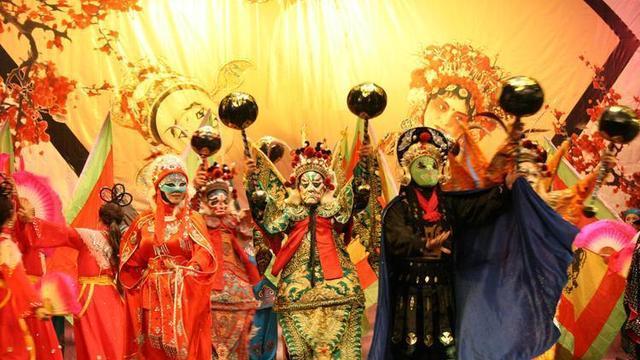 电影《八角笼中》里出现的变脸川剧有什么寓意？