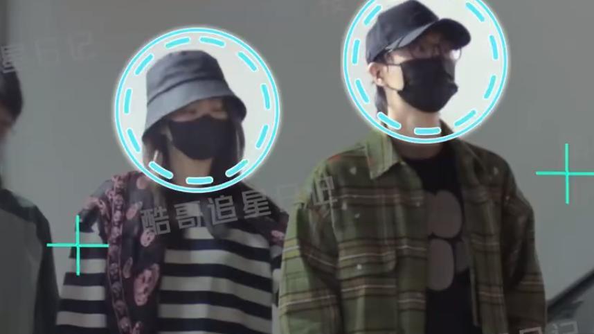 冯禧|许嵩和小14岁女友冯禧逛街，十指紧扣帮拎包，稳定交往近一年