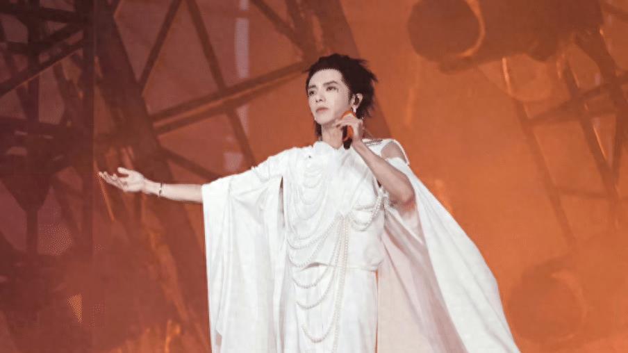 华晨宇女友精神被质疑，穿两片布出门隐私难掩，化诡异的妆瘦到病态