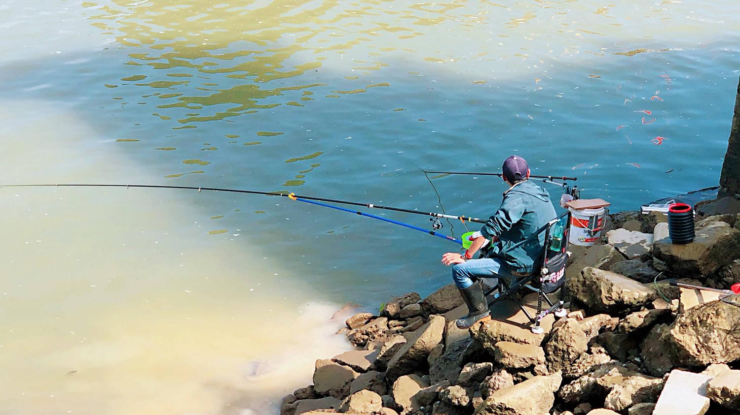 夜钓|在江河的流水中如何钓鱼？在流水中钓鱼的4个技巧
