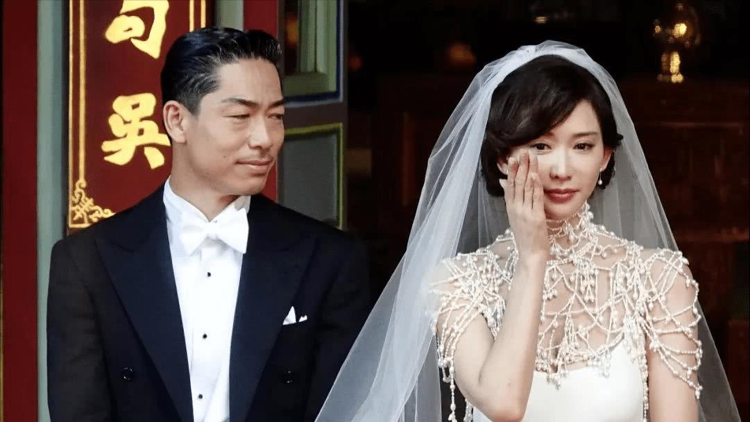 林志玲宣布退圈后罕露面，拎4万包陪老公会友，穿搭被彻底日化