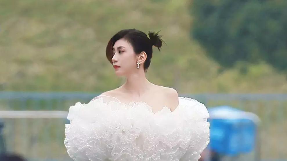 贾静雯带火了一种穿搭叫“上面去结婚，下面去约会”。