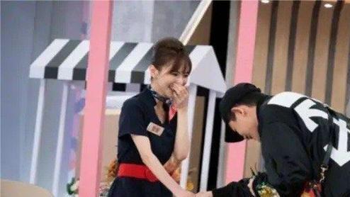 敖犬|敖犬在节目中单膝下跪向空姐女友求婚，狠狠地被感动到了