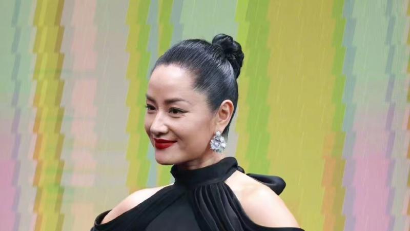 鱼尾裙 瞿颖这是瘦了多少，穿鱼尾裙肚子像生过娃，面部回春但发际线抢眼