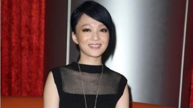 丝袜 张韶涵挑战短发风格，黑色丝袜搭配蕾丝连衣裙大秀迷人坐姿！