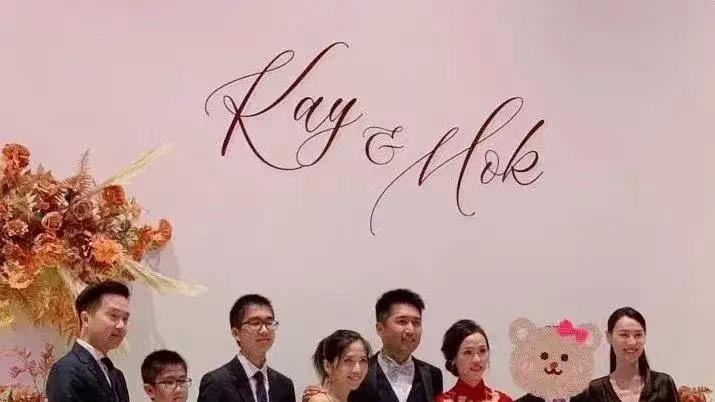 梁洛施和儿子李长治出席婚礼，身着黑色晚礼服，打扮优雅得体。