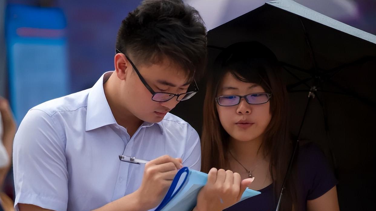 求职|名校高材生求职碰壁，含泪表示：后悔报考此专业，浪费了高考分数