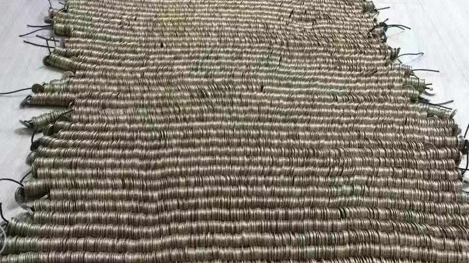 |仿制古币在工厂作坊里流水生产，收藏市场里仿品泛滥