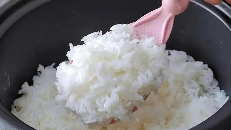 米饭|煮米饭，别只知道加清水，饭店大厨：多加这3样，又香又软不发黏