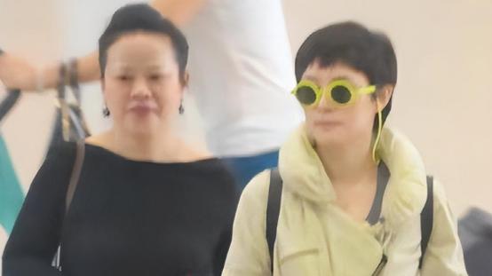 孙俪与妈妈现身机场，妈妈穿小黑裙比女儿气质高级，60多岁状态真好