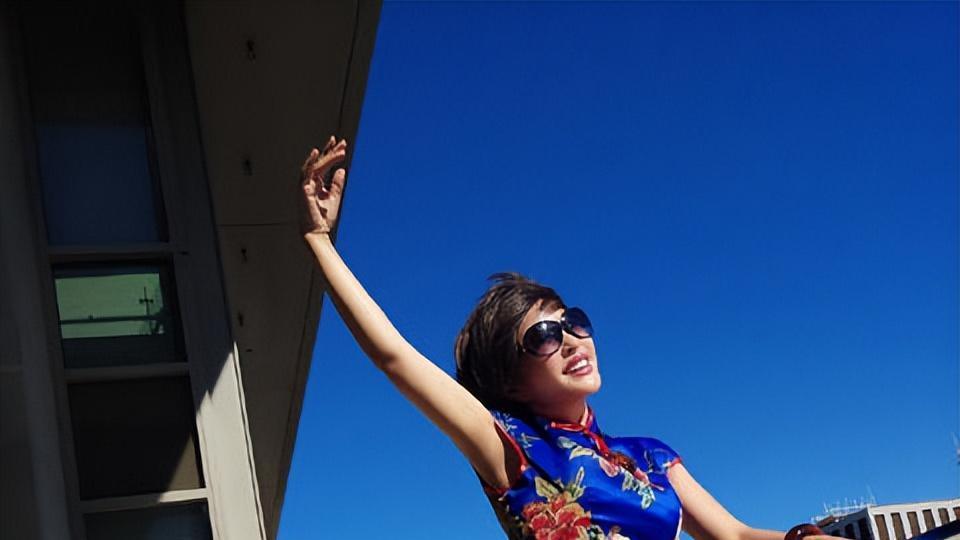 刘晓庆|刘晓庆大晒泳装照！70岁仍有超模身段和少女颜，王晓玉真娶到宝了