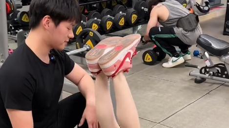 萝莉 网红蔡萝莉健身房减肥，底裤外穿、被男教练摸腰，网友：注意安全
