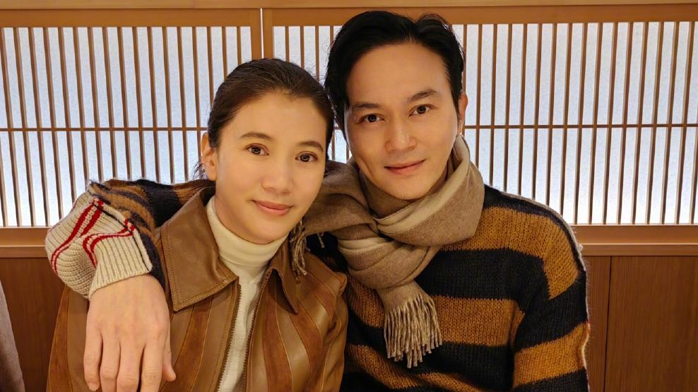 张铎|袁咏仪张智霖庆结婚22年，夫妻双双素颜出镜，满脸岁月痕迹好真实