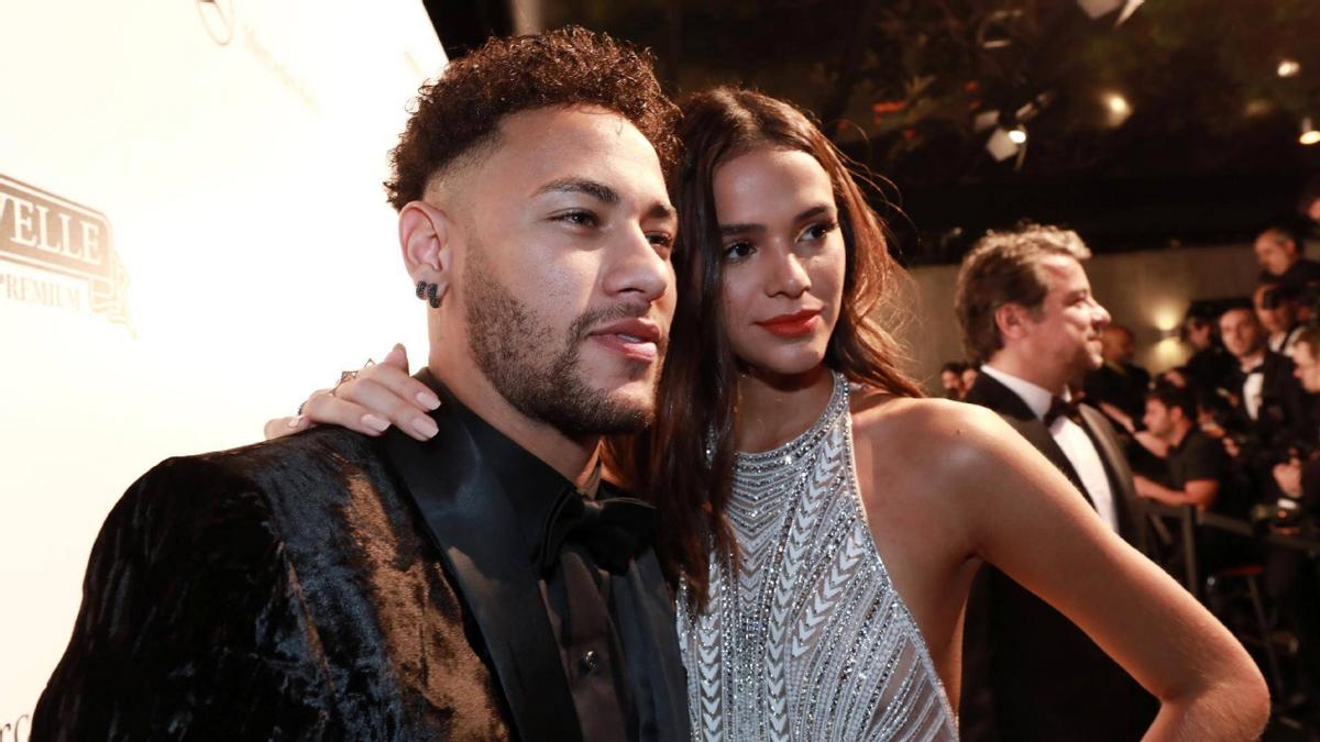 内马尔·达席尔瓦|内马尔父亲恋爱！年近六旬老当益壮，45岁新欢身材傲人，风韵犹存