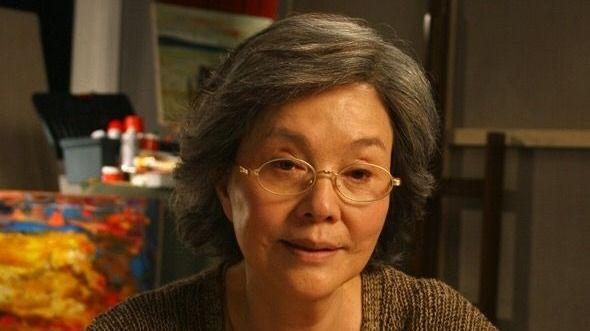 穿衣搭配 被78岁归亚蕾惊艳到：短发微卷，穿衣素雅，从容老去气质好高级