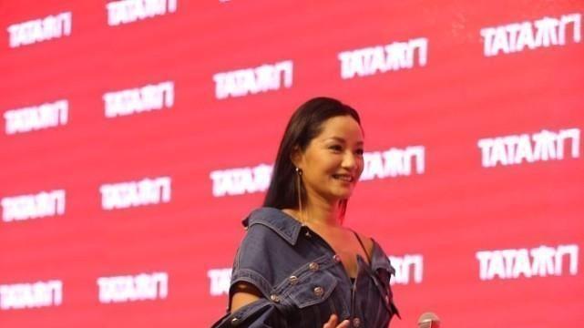 瞿颖|瞿颖拍照真实在，露肩也露大长腿，让看腻了白幼瘦的网友眼前一亮