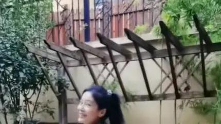 王媛可住北京大别墅，老公出镜帅气，开1万元的车接送双胞胎儿子