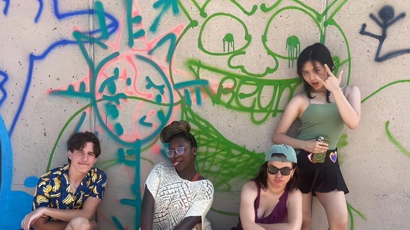 17岁黄多多赴美留学，穿泳装与男同学互动，网友：果然还是出国了